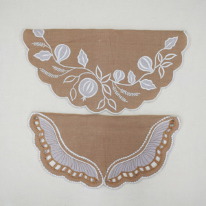 Serviettes carrées en lin brodées, 3 pièces, décoration de table classique faite à la main, beige et rouge avec bord festonné - Product Image 1