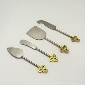 ชุดอุปกรณ์ชีสโลหะทำมือสีเงิน พร้อมด้ามจับโลหะสีทอง ดีไซน์หรูหราทันสมัย มีดสำหรับใช้บนโต๊ะอาหาร - Product Image 4