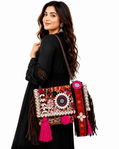 Bolso de mano de macramé de diseñador para mujer, hecho a mano con cuerda de algodón tejida, para la colección de moda diaria de mujer. - Product Image 1