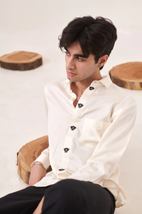 เสื้อเชิ้ตแขนยาวผ้าซาตินคอตตอนสำหรับผู้ชาย ปักลายผึ้ง ทรงเข้ารูป ติดกระดุม ลำลอง ใส่ได้ทั้งฤดูร้อน ทำงาน ใส่เที่ยว ใส่ไปงานปาร์ตี้ แฟชั่น - Product Image 2