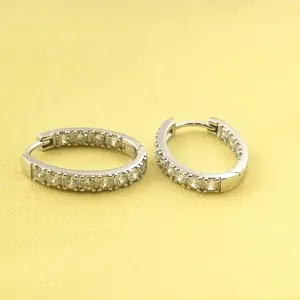 Pendientes de Aro Huggie Vintage para Mujer con Moissanita Redonda Auténtica, Plata de Ley 925 Bañada en Oro Blanco - Product Image 1