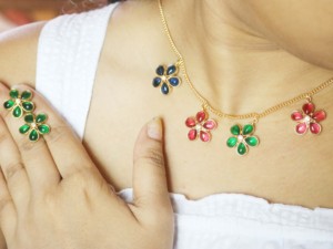 Parure de bijoux en quartz multi-gemmes en forme de fleur - Collier et boucles d'oreilles faits à la main en laiton plaqué or 18 carats - Product Image 6