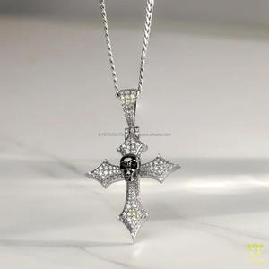 Collier pendentif croix crâne personnalisé avec diamants de laboratoire entièrement sertis et finition de luxe - Product Image 5