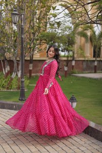 Robe ample style Inde-Pakistan en faux georgette, rose, traditionnelle pour Navratri, avec imprimé Laheriya et patchwork Kutchi. - Product Image 5