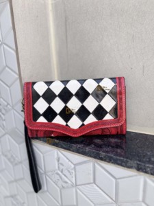 Bolso de mano a cuadros en blanco y negro con ribete rojo, diseño occidental, tallado a mano en cuero, elegante bolso de mano con diseño occidental. - Product Image 1