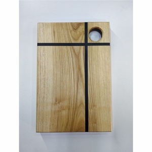 Planche à découper en bois d'olivier et résine époxy personnalisée, plateau de service de luxe en bois massif avec bord naturel pour charcuterie et fromages, avec rainure pour les jus - Product Image 3