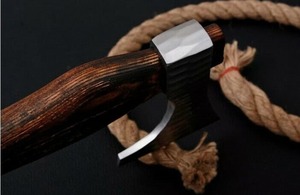 Hacha táctica artesanal para partir leña con mango de madera y hoja de acero inoxidable de 4 3/4 pulgadas de filo para cortar leña - Product Image 5