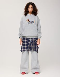 Sweat-shirt à capuche unisexe surdimensionné gris avec motif de teckel brodé, design décontracté pour l'automne, coupe ample, poche, tricoté, 100% coton - Product Image 2