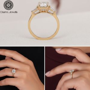 Bague Classique Femme Charm Jewells en Moissanite Taille Coussin Trois Pierres Plaqué Or 18K Sertissage à Griffes Certifiée IGI - Product Image 6