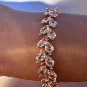 Pulsera de tenis de moissanita y perlas de agua dulce chapada en oro rosa con corte de pera y engaste de canal, joyería de lujo para mujer para bodas - Product Image 1
