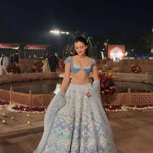 Lehenga Choli de créateur en soie slub avec broderie Resham Dori et sequins arc-en-ciel, accompagné d'un dupatta en résille |   Ensemble de lehenga pour soirée - Product Image 1