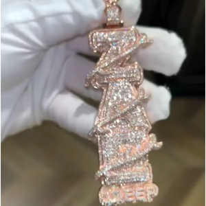 จี้เพชรแบบ Iced Out สั่งทำได้ตามต้องการ ตัวอักษรตามสั่ง เงินแท้ 925 ประดับเพชร VVS มอยส์ซาไนต์ สไตล์ฮิปฮอป จี้แบบ Iced Out แนวตั้ง - Product Image 1