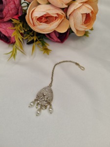 Mang Tika indien traditionnel motif goutte d'eau, bijou de tête de mariée, vente en gros, micro-pavé de pierres et perles, accessoire de cheveux pour occasions festives - Product Image 1
