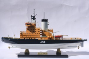 Modèle de navire brise-glace suédois en bois peint à la main ATLE ICE BREAKER, personnalisé pour cadeau d'affaires ou collection - Product Image 2