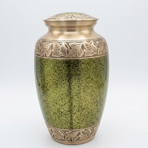 Urna Funeraria de Latón Macizo Hecha a Mano para Cenizas Humanas Adultas, Elegante Diseño Floral Verde Grabado, Artículos Funerarios y Recuerdo Conmemorativo - Product Image 1
