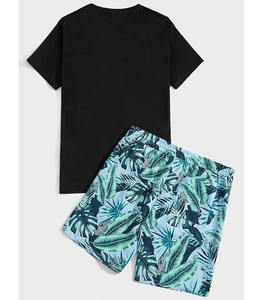 T-shirt graphique tropical noir avec imprimés de palmiers noirs et de voiliers, tee-shirt d'été au design nautique inspiré des îles - Product Image 2