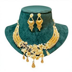 Ensemble collier ras-de-cou floral doré de luxe avec boucles d'oreilles pendantes en forme de cœur pour femme 23245 - Product Image 1