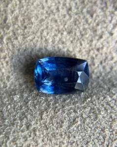 พลอยไพลินสีน้ำเงินธรรมชาติทรงเหลี่ยม, พลอยไพลินสีน้ำเงินจากเหมืองซีลอนแบบเม็ดเดี่ยวทรงคุชชั่น, พลอยไพลินสีน้ำเงินจากศรีลังกา - Product Image 1