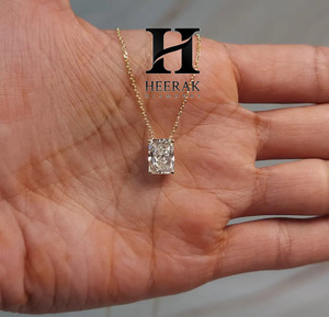 Collier pendentif en diamant de laboratoire taille radiant de luxe en or jaune 14 carats pour femme - Product Image 4