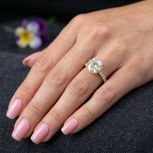 Anillo de Compromiso de Diamante Cultivado en Laboratorio de Oro de 18K Brillante con Piedras Laterales Solitarias DEF VVS Certificado IGI Aprobado por IGI de Lujo para Fiestas - Product Image 3