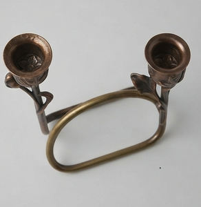 Porte-bougie en laiton à deux lumières avec motif floral, base ovale, décoration d'intérieur durable - Product Image 3