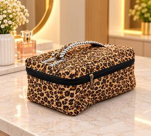 Estuche Cosmético Ecológico con Estampado de Leopardo, Cierre de Cremallera, Asa Suave y Diseño Impermeable para Guardar Maquillaje de Viaje - Product Image 3
