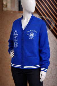 Cardigan en tricot acrylique à col en V Delta Sigma Theta DST Sorority, bleu roi avec accents blancs, inspiré du pull de Chicago - Product Image 3