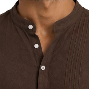 เสื้อเชิ้ตเฮนลีย์ผ้าลินินผสมสีน้ำตาลกาแฟสำหรับผู้ชาย ปกแมนดาริน แขนสั้น สไตล์ลำลองสำหรับฤดูร้อน แต่งลายปัก จับจีบ  รับผลิตตามแบบ OEM - Product Image 6