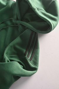 เสื้อฮู้ดเสื้อสวมหัวผ้าฟลีซปักลายใบไม้เมเปิ้ลสำหรับผู้ชาย - Product Image 5