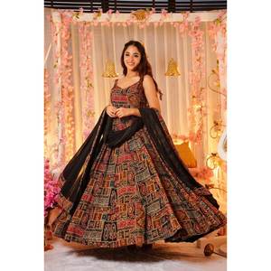 Vestido Anarkali de Diseñador Swank con Dupatta, Talla XS, Color Negro, Estilo Indio/Pakistaní, para Fiestas, en Rayón - Product Image 3