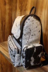 Mochila Unisex Hecha a Mano de Cuero Vacuno Estilo Western, Rústica y Antirrobo con Forro de Poliéster - Product Image 2