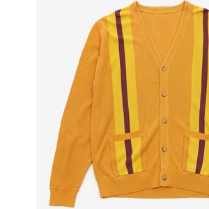 Pull de fraternité personnalisé, pull noir en tricot pour homme, bordure jaune, fermeture boutonnée, cardigan Alpha, pull rayé jaune pour homme - Product Image 2