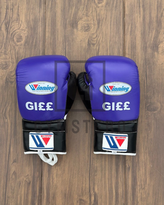 Ensemble de gants de boxe en cuir de haute qualité personnalisables pour l'entraînement aux arts martiaux, comprend des gants à doigts entiers avec sangle réglable au poignet - Product Image 2