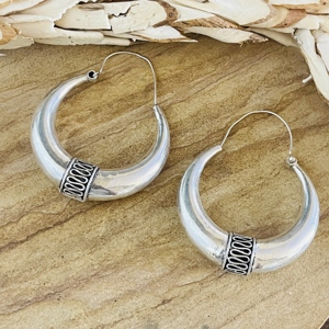 Nouveau design 2026 Boucles d'oreilles créoles argentées pour femme, motif tribal, finition argent oxydé, bijoux créoles ethniques, design tribal chic - Product Image 5