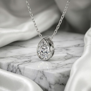 Collier solitaire en diamant taille poire serti clos de 0,50 carat - Product Image 1
