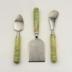 Juego de 3 espátulas para queso de acero inoxidable hechas a mano con mango de resina, venta al por mayor de fábrica, para fiestas, bodas y hoteles - Product Image 4