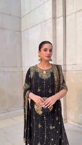 Nouvel ensemble prêt-à-porter de designer pour femmes, style indien, comprenant Kurti, pantalon et dupatta, Salwar Kameez, couleurs blanc et noir. - Product Image 3