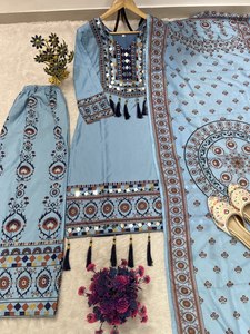 Ensemble Kurti et Palazzo Festif pour Femmes en Maslin |   Tenue ethnique avec impression numérique, travail miroir et dupatta à latkan - Product Image 3