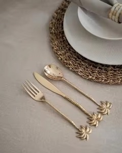 Juego de cubiertos de lujo en latón dorado, colección de utensilios de mesa premium, decoración elegante para restaurante. - Product Image 1