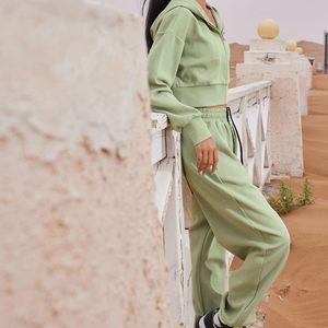 Ensemble deux pièces décontracté pour femme : sweat à capuche zippé en coton et pantalon, coupe courte et ample, style streetwear sportif - Product Image 3