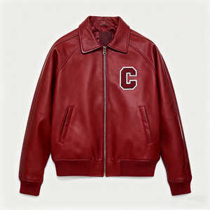 Chaqueta universitaria de cuero sintético color borgoña para mujer, con cuello vuelto, cierre de cremallera y parche con la letra C. - Product Image 1