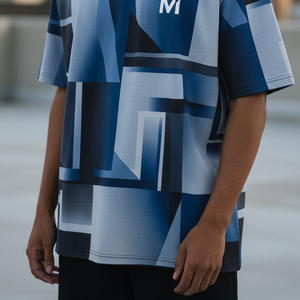 T-shirt surdimensionné avec poche, style techwear fonctionnel, tissu résistant à l'eau, coupe ample tactique urbaine - Product Image 6