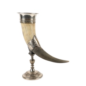 Cuerno decorativo de búfalo para exhibición Diseño antiguo con soporte de acero Artesanía de aspecto real Hecho a mano Jarra pulida de moda - Product Image 1