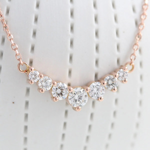 Collar de barra con diamantes cultivados en laboratorio de oro rosa graduado - Product Image 3