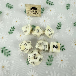 Os de corne de buffle Viking Vintage poli fait à la main 7 pièces DnD dés ensemble blanc os naturel accessoires RPG éthiquement sourcés - Product Image 5