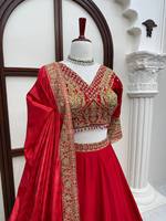 Ensemble Lehenga Brodé Rouge en Velours avec Bas et Dupatta Ethniques pour Mariage et Fêtes