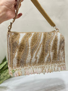 Bolso de Hombro con Patrón Dorado y Marfil, Borde con Cristales, Estructurado, Accesorio para Fiestas Nocturnas para Mujer - Product Image 2