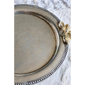 2026 New Creative Look Metal Stainless Steel Leaf Serving Platter Round Shape With <b>Handle</b> Platter for Hotel Restaurant And <b>Bar</b> - Product Image 1