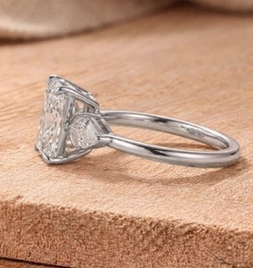 Anillo de Compromiso con 1 Diamante Cultivado en Laboratorio, Corte Radiante y 2 Cortes en Forma de Cometa, Oro Sólido de 10K, 14K, 18K, Diseño de Joyería Fina, Certificado IGI, Color DEF VVS - Product Image 4