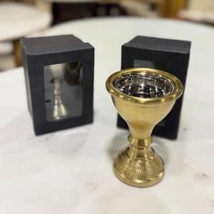 Impresionantes pares de quemadores de incienso de metal con forma de reloj de arena que exhiben una textura martillada en acabados metálicos plateados brillantes y dorados cálidos. - Product Image 6